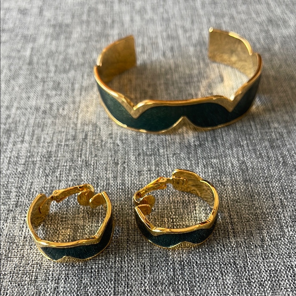 VINTAGE: Elegant Gold and Green Bracelet & ClipOn Jewelry Set